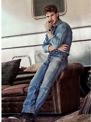 Effortless. Distinctive. Multifaceted. The Navitimer B01 43 on Austin Butler. 