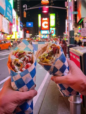 Be honest… how do you say “gyro”? 🌯🤔  🤠 Yee-ro?  👁️ Jai-ro?  🤷‍♂️ Guy-ro? #vegantiktok #halalfood #nycfood  @VEGAN ON THE FLY @darrylwilliams 