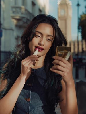 AD On the glow with @NIVEA UK Glowy Lip Tubes!! Running around London all day with my Berry and Clear shades knowing my lips stay hydrated 24 hours. Both found in @Boots UK #glowylips ✨