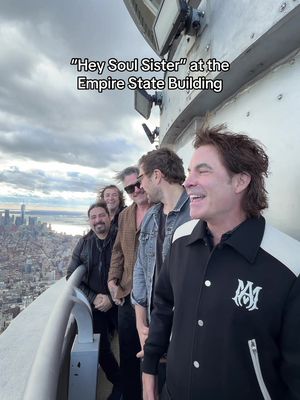 HEY SOUL SISTERRR #nyc #empirestatebuilding #newyork #train 