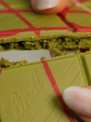WIR SAGEN DANKE 💚🍫🍓 Wir sind begeistert und überwältigt von unserer tollen Community. Matcha Fans aus der ganzen Schweiz sind angereist, um die limitierte handgemachte Tokyo Style Chocolade zu probieren. Die Tafeln waren in wenigen Stunden ausverkauft. Aber Stay Tuned, denn nächste Woche verraten wir, an welchen Standorten es noch weitere Tafeln geben wird.  #lindtswitzerland #matcha #strawberrymatcha #tokyostylechocolade NOUS VOUS REMERCIONS 💚🍫🍓 Nous sommes ravis et impressionnés par notre formidable communauté. Des amateurs de matcha venus de toute la Suisse se sont déplacés pour déguster le Tokyo Style Chocolade, une édition limitée fabriquée à la main. Les tablettes ont été vendues en quelques heures seulement. Mais restez à l'écoute, car la semaine prochaine, nous vous révélerons les boutiques où vous pourrez encore vous en procurer.