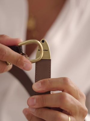 Elegant men’s fashion, where every detail makes the difference. I begin with a cotton shirt featuring a one-piece collar, crisp and structured, framing the face while adding a natural touch of refinement from the very first moment. Next, a pair of white wool trousers, distinguished by their unique rear adjustment, bringing freshness and modernity without losing their timeless essence. Over them, a wool and silk blazer from Ariston, the renowned Italian fabric house from Naples, handcrafted in Guatemala. A true jewel of tailoring, its subtle sheen under the light radiates distinction and sophistication with every movement. On my feet, brown double monk strap loafers in snake-effect leather add character and a bold sophistication. To complete the harmony, a brown belt with golden metal details ties the look together seamlessly. The finishing touches lie in the accessories: an Omega De Ville vintage watch from the 1970s, a symbol of timeless elegance, and a niche Parisian fragrance, discreet yet unforgettable. A style that breathes class, tradition, and contemporary refinement in perfect balance. #suitstyle #asmr #grwm #menssuits #mensfashion 