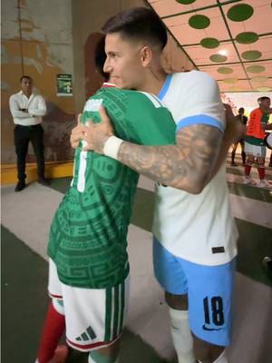 El Pasillo, con muchos abrazos entre varios conocidos 🤝🏼 @AUFoficial  #miseleccionmx #seleccionmexicana #mexico #futbol #uruguay 