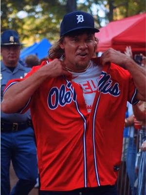@Theo Von takes in the walk of champions ❤️💙 #hottytoddy #theovon #cfb #olemiss #olemissfootball 