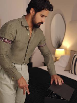 😳 Did you know what these sleeve garters were used for? 👔 Back in the day, men wore them to shorten their shirt sleeves so the cuffs sat perfectly, without covering the hands. Today, I’m using them for the same reason, but also as a subtle nod to a timeless classic detail. I’ve paired it with a light linen shirt and a suit in different shades of green, achieving a fresh yet sophisticated contrast. The look is completed with bold white moccasins a modern twist that breaks tradition and elevates men’s elegance to a new level.