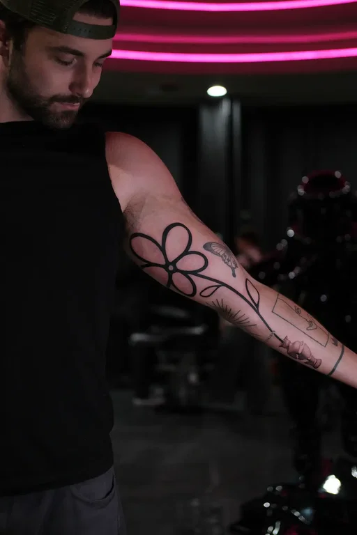 @zacwoodworth 🤭 #finelinetattoo #microrealismtattoo #losangelestattoo #tattooinspo 