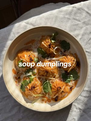 Best news all week is clearly the fact @itsu have 3 new flavours of their viral soup dumplings and let me tell you the Thai-style prawn soup dumplings have me in a firm chokehold. You can quickly microwave them for 2 minutes 20 seconds (to be exact) and eat them straight out of the tray but obviously we had to be a lil bit extra and pimp them up a bit… #ad 🥟 Tom Yum Peanut Sauce: Mix 2 tbsp peanut butter + 1 tbsp tom yum paste + 1 tbsp soy sauce + juice of ½ lime + 1 tbsp honey  + 1 tbsp rice wine vinegar + a splash of hot water till silky. Chilli Lime Coconut Drizzle: Whisk 100ml coconut milk + 1 red finely chopped chilli + juice & zest of 1 lime + 1 tbsp fish sauce + pinch of salt.  #yourtrayyourway #itsu