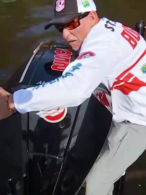 Oh the things we do for bass? @Wesley Strader going the extra mile. @Mercury Marine  #fishtok #fishing #bassfishing #onlylouisiana #mercurymarine  @Bubba Blade @Shreveport-Bossier, Louisiana @bassproshops @FishingClash 