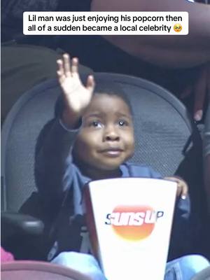 That smile and wave 🥹 @Chanice R #popcorn #kid #celebrity #phoenixsuns #basketball 