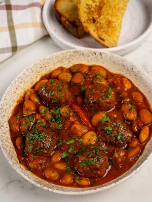 Spanish-Style Meatballs & Butter Bean Stew When it starts getting cold, I always crave warm, cozy dishes. These herbed meatballs simmer in a Spanish-style butter bean stew, and the combination is honestly perfect. I love serving it with thick slices of sourdough and a glass of Rioja. #mediterranean #meatballrecipe #butterbeans #fyp #DinnerIdeas  Spanish style meatballs Butter bean stew Mediterranean food Mediterranean recipe Easy dinner recipe