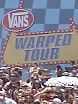 take a look into the last @Vans Warped Tour of the year, it's been an honor rocking with you. 🤘🏁