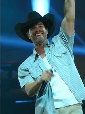 Always love singing this one with you guys each night!  #dustinlynch #countrymusic #thinkingboutyou 
