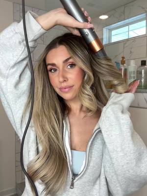 Pushing out hair wash day one Dyson Airwrap routine at a time 🤌🏼✨ #hairtutorial #dysonairwrap #dysonhair #hairstyleideas #dysonairwrapcurls 