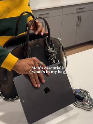 What’s in my bag 👏🏿🤎 #menessentials #luxuryvibes #explorer #unboxing 