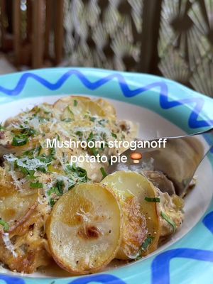 A creamy mushroom stroganoff pie topped with crispy potatoes and baked until golden. Nothing warms my cockles more dunno about you ✨🧦🧣 This one is simple yet truly one of the most comforting dinners you could have this winter. The mushrooms are savoury and umami rich and sit nicely in the sauce which bubbles away until thick and coats the filling. The key is to slice the potatoes nice and thinly so they cook through and PROMISE ME you'll get them really nice and golden on top?? Thank you xx Ingredients 1 leek, chopped 2-3 garlic cloves, finely chopped 400g white closed cup mushrooms, sliced 200g baby chestnut mushrooms, quartered ½ tsp smoked paprika 180ml vegan white wine ¼ tsp dried thyme ½ tsp tarragon, optional 125g cashews (soaked for 10 mins in boiling water) 200ml oat milk 2 tsp dijon mustard 2 tbsp nutritional yeast 300ml veg stock 1 lemon #veganrecipes #comfortfood #mushroomrecipes 