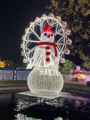 ✨ Mágicas Navidades ya abrió sus puertas ✨ El parque con más luces de España regresa con todo: 🎡 Noria gigante ❄️ Ice Festival inspirado en superhéroes 🧊 Pista de hielo sobre un lago 🌟 La Puerta Mágica con shows increíbles 🎅 Nueva novedad 2025: ¡El Vuelo de Santa! 🍔 Comida, atracciones y magia para todas las edades La Navidad se vive aquí. 🎄 📍Torrejón de Ardoz  @Mágicas Navidades Madrid 