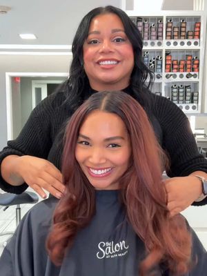 All I want for the holidays is shiny hair and a fresh glaze 🎁😊 #UltaBeauty #TheSalonAtUltaBeauty #haircolor #hairrefresh #holidayseason 🎥: @janyll🍒 