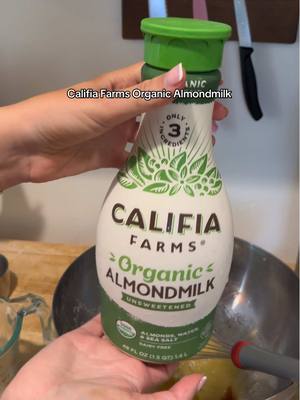 Upgrade your holiday cookies with Califia Farms Organic Almondmilk. Made with simple ingredients and the perfect base for peppermint chocolate chip perfection! #califiafarms #almondmilk #peppermintcookie 