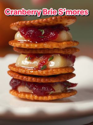 #ad Sweet, savory, and festive, these cranberry brie baked s’mores are pure holiday magic. @katieaubin.t  Sponsored by @Town House Crackers 