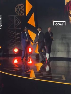 لا شيء يقف أمام البطل! 🤩 حكيمي يصعد إلى المسرح على قدم واحدة ليستلم جائزة أفضل لاعب أفريقي 🏆🇲🇦