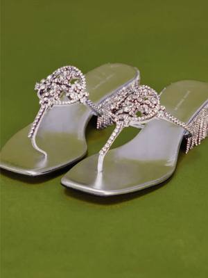 Replying to @lyndaonthehudson absolutely true!! The Miller crystal kitten heel, just in time for holiday parties 💃🪩 #toryburchshoes #partyshoes