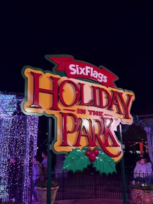 It’s beginning to look a lot like Holiday in the Park ❄️🎢🧣 📍: @sixflagsfiestatexas 🎥: @visitsanantonio #sixflags #holidayinthepark #sixflagsfiestatexas #fiestatexas #holiday #winter #thingstodoinsanantonio
