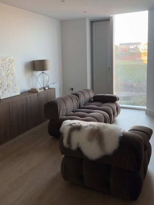 Ok ok so my sofa has arrived ! I’ve been waiting sooooooo long for this but I’m so happy she is here! What do you guys think ? Shall I add a pouffe ?  I will be unboxing / updating you all with my home decor along the way it’s so fun xxx ( sofa is from dusk ) #dusk #homedecor #chocolate #bondisofa #modularhome 