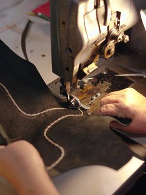Stitching the top band is a test of accuracy and control. Each side must align perfectly, with no margin for error. A single mis-stitch can compromise the entire piece, which is why this step is completed with patience and focus. #madeinUSA #bootmaking #bootmakingprocess #manufacturing #manufacturingprocess
