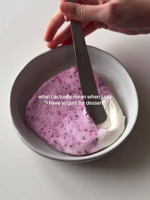 ok, this tastes phenomenal!! It’s thick Greek yogurt infused with homemade blackberry chia jam, topped with pomegranates and almonds 🖤🍇 I made the yogurt dry using cheesecloth 🩷 I’ll share the full process in another video, so stay tuned! #dryyogurt#breakfastidea#breakfact#yogurtbowl#chiapudding 