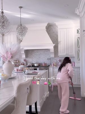 Spend the day with me!🎀🎅🏻Pink coffee, festive cooking & a little Christmas cleaning magic before the weekend…Grinch vibes!!🎄🎀 #pinkmas #fyp 