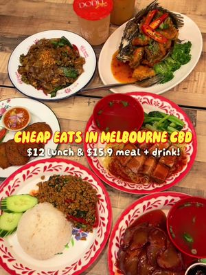 I just found the cheapest lunch spot in Melbourne CBD 🫢 DoDee Paidang Swanston has $15.90 meal + drink combo and $12 chilli basil chicken rice on weekdays from 11am - 5pm 🍚‼️  We also tried other dishes like pad kee mow duck (Stir-fried rice noodles with duck) 🦆, pla lad prik (deep-fried whole barramundi with spicy tamarind and fish sauce) and fish cake 🐟, everything was honestly so good! 📍DoDee Paidang, 245 Swanston St, Melbourne VIC 3000 💌 Thank you for having us! #melbournecheapeats #melbournefoodie #melbournefood #melbfoodie #thaifoodmelbourne 