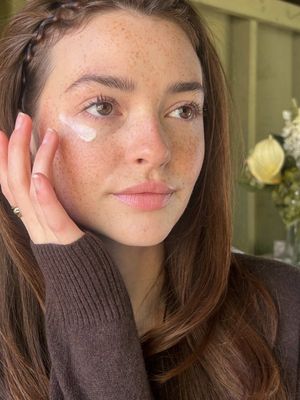 The sky may be gloomy now, but my skin needs to continue to glow through this time of year! The Ginseng eye cream from @Origins Skincare is hydrating, de-puffs, brightens, and brings a luminous glow to my skin which is what makes it an essential to my autumn/winter skincare routine. You can see a result instantly, as well as a bolder result over time. You can stock up during their Black Friday sale where it will be 30% off including everything on their website. The sale is from 11/22-11/28, perfect timing to also purchase it as a holiday gift!
