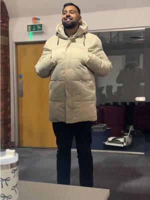 Always knew @Omer was an @arsenal fan  #arsenewenger #arsenal #longcoat #PremierLeague #matchoftheday 