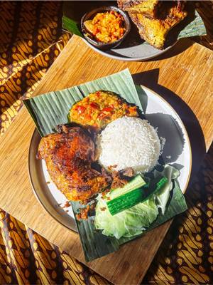 Replying to @Minh Full ayam penyet recipe with sambal 😋  Full recipe link in bio 🫶 #indonesianfood #friedchicken #asianfood 