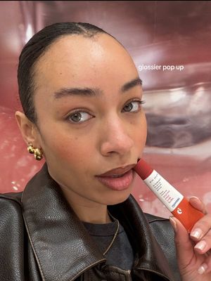 there’s a new holiday pop up in town @Glossier Covent Garden 21st-23rd november ⭐️🎄#glossierpartner 