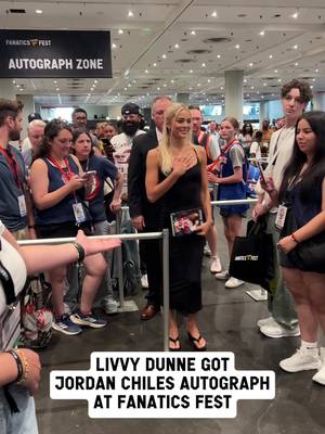 Even the stars line up for their favorite athletes at Fanatics Fest 🤩🤸🏼‍♀️ #FanaticsFest