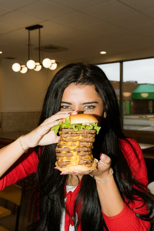how long is it taking you to finish this burger? 📸 Stuido Kair 🍔 @galvsfood 