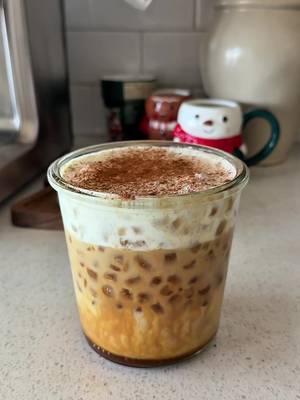 Salted Honey/Vanilla Latte on this Friday afternoon 🍯🫶🏼  -2 shots espresso brewed over 1 tbsp honey, 1 tsp vanilla bean paste, pinch of salt flakes, cinnamon  -Add milk & cold foam (2 tbsp heavy cream/ dash of honey frothed) @Acaspresso @Weck Jars @Maldon Salt  #coffeetiktok #coffeetok #coffee 