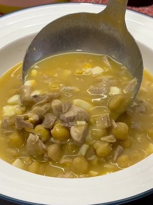 Sopa de pollo y verduras. Con este tiempo nada más reconfortante que una sopita casera que te calienta al instante. Es la que mi abuela hacía cuando llegaba el frío, y aún recuerdo el olor del caldo por toda la casa. Con todo el sabor del pollo y las verduritas, se sirve con el pollo picado, huevo cocido y unos garbanzos… ¡plato económico que sabe a gloria! 😋 • INGREDIENTES: 2 zanahorias🥕 1 puerro 1 ramita de apio🎋 ½ cebolla🧅 1 patata pequeña🥔 2 muslos y contramuslos pollo🍗 1 carcasa de pollo🍖 3 litros de agua🧊 3 huevos cocidos🥚 200 grs. garbanzos cocidos🫘 Sal🧂 • Pon las verduras troceadas con un poquito de aceite en la cazuela, póchalas unos instantes hasta que empiecen a dorarse. Entonces, agrega los muslos y contramuslos de pollo, la carcasa, vierte agua hasta cubrir, echa un poco de sal (rectifica al final, ya que el jamón ya le da ese toque salado) y ponlo al fuego. Cuando empiece a espumar retíralo, tapa y deja cocinando a fuego lento hasta que las carnes estén hechas, durante 40 mins. • Una vez esté listo, retira la carne y huesos antes de de batir el caldo con las verduras. Trocea el pollo, unos huevos cocidos y añade unos garbanzos cocidos o fideos. Incorpóralos a la sopa, cocina 10 mins. más, sirve bien calentita y disfruta de esta maravilla.