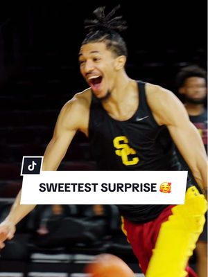 who’s cutting onions in here 🥹 #usc #collegebasketball #familia #wholesome 