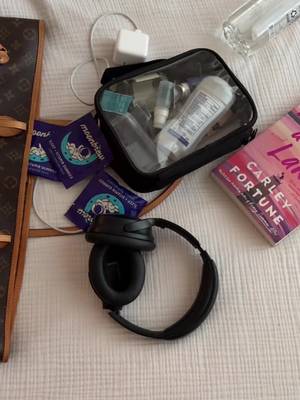 Unpack our social girls airport bag, NYC -> MIAMI, calls for some Sleep gummies 😌 #travel #nyc #miami #artbasel #whatsinmybag 