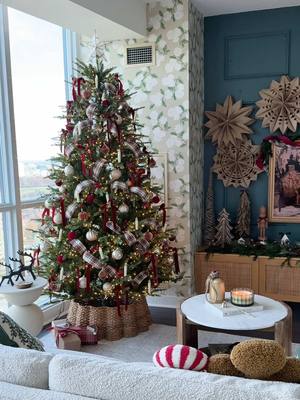 Christmas tree decorating with that iconic Ralph Lauren touch 🎄🌟 @Charlene Wong  #christmas #tree #holidays #decor #ralphlauren 