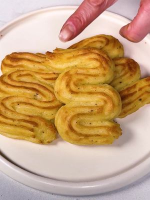 The best potatoes are the squiggliest ~~~ #thanksgiving #potato #duchesspotatoes 
