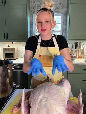 How to make a JUICY and FLAVORFUL Turkey for this Holiday season, a garlic and herb turkey🧄🦃