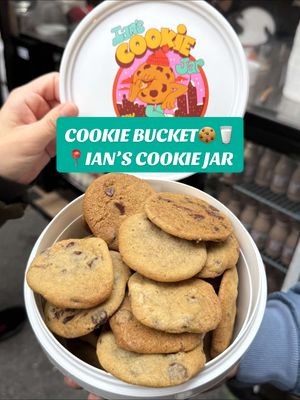 40 chocolate chip cookies in a bucket?! SAY LESS 📍Ian’s Cookie Jar @imma_eat_this X @The Hungry Gnome #ianscookiejar #holidaymarket #nycholidays #thingstodoinnyc #nyccookies 