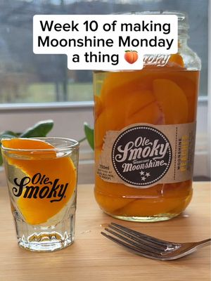 Feelin’ peachy this Monday #olesmoky #moonshinepeaches