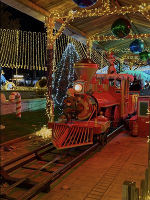 ✨ PLANAZO GRATIS DE NAVIDAD ✨ Navipark en Móstoles está encendido 🔥 luces brutales, atracciones para todos, pista de hielo cubierta y un ambiente que te mete de lleno en la Navidad. Perfecto para venir con panas, pareja o familia. 📍 Móstoles – Entrada GRATIS ¿Te vienes a vivir la Navidad aquí? 🎄✨ #navidad #parquenavideño #papanoel #navidadmadrid 