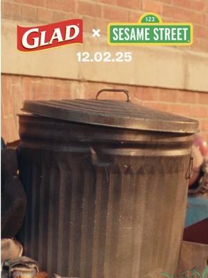 Does it smell…Grouchy in here? Soon, everyone will love trash as much as he does 👀  ©️Sesame Workshop