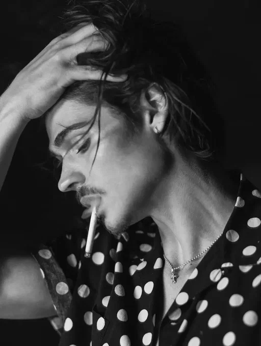 After almost 20 years of smoking, today marks 6 months without weed vaping or tobacco. I quit because I got tired of feeling like something owned me. The first stretch wasn't pretty. Weed and especially nicotine cravings hit hard, routines felt weird without a smoke, and every stressful moment tried to drag me back. But the changes showed up fast: My breathing is stronger. My workouts don't leave me wrecked. My sleep is cleaner. Most of all I feel strength in quitting something that I used to find so much comfort in I'm not posting this for congrats, just marking a line in the sand. 6 months down a lot more ahead 🫡 