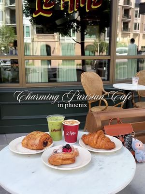 ☕️ Step inside Le Market, the French-inspired cafe inside The Global Ambassador Hotel, and it suddenly feels like a morning in Paris 🥹 they offer full on breakfast and lunch along with fresh pastries, and of course coffee, tea and smoothies. The perfect spot to hang out and catch up with some friends!  Le Market inside @The Global Ambassador  📍4360 E Camelback Rd, Phoenix, AZ 85018 #parisiancafe #bistro #phoenix #hotels 